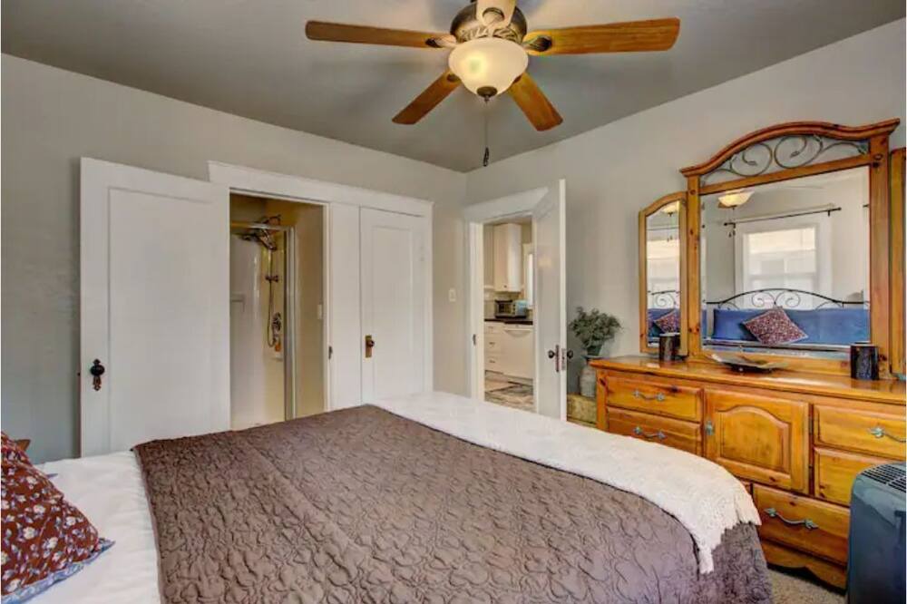 Photo of Bedroom in Depot Bench