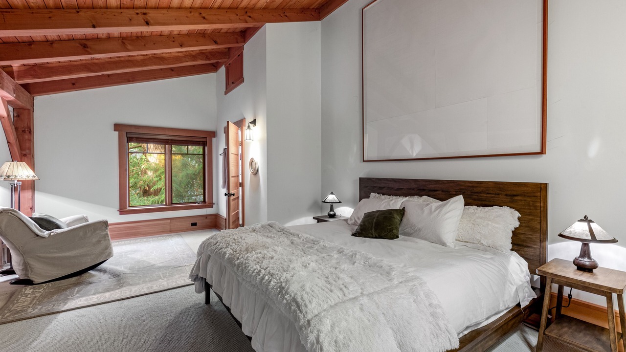 Photo of Bedroom in Rollingbay