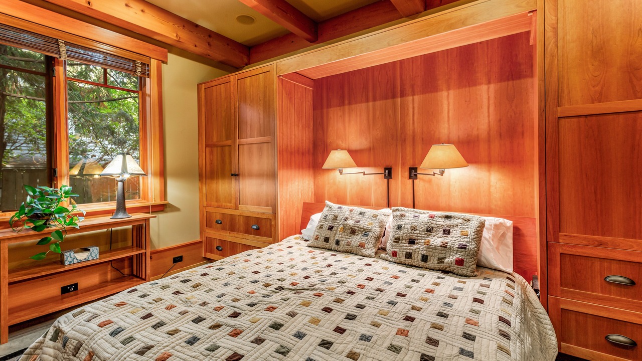 Photo of Bedroom in Rollingbay
