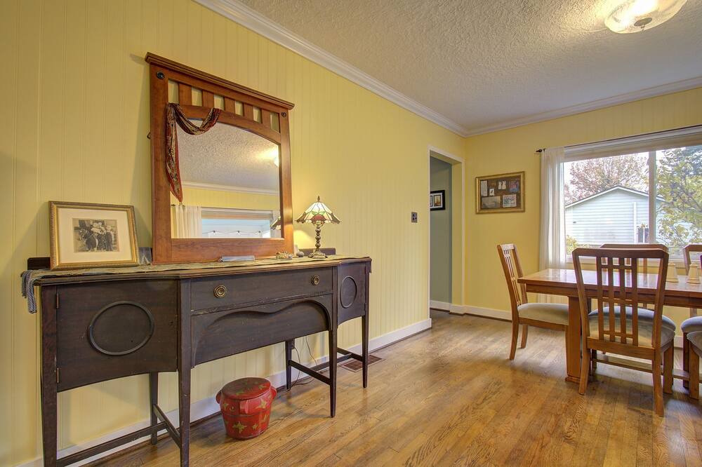 Photo of Livingroom in Pleasant Valley