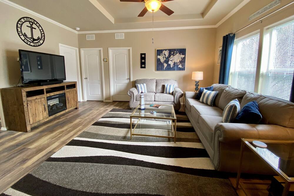 Photo of Livingroom in Oyehut-Hogans Corner