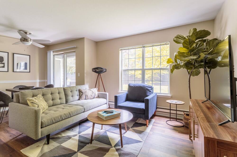 Photo of Livingroom in Five Oaks