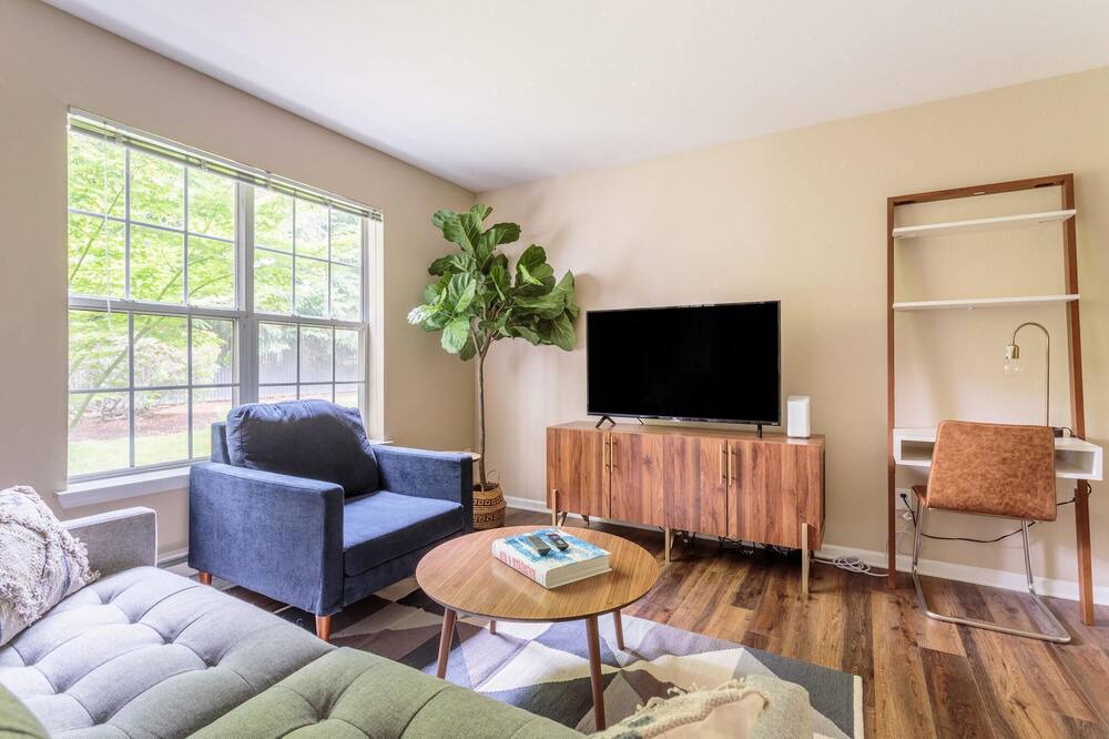 Photo of Livingroom in Five Oaks