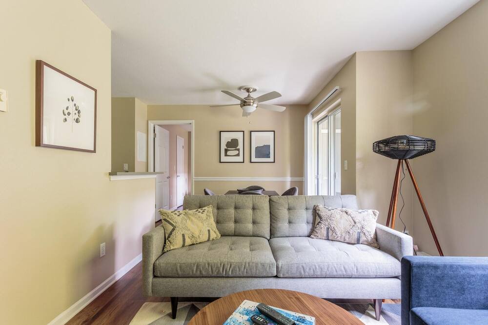 Photo of Livingroom in Five Oaks