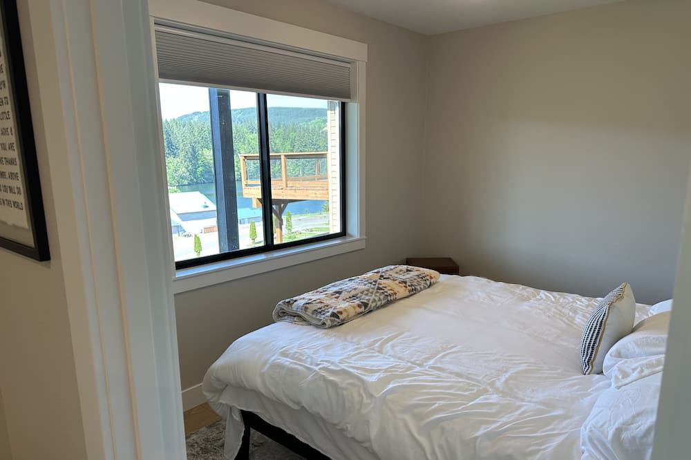 Photo of Bedroom in Mossyrock
