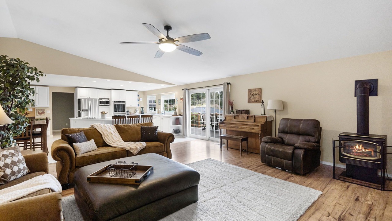 Photo of Livingroom in Edgewood