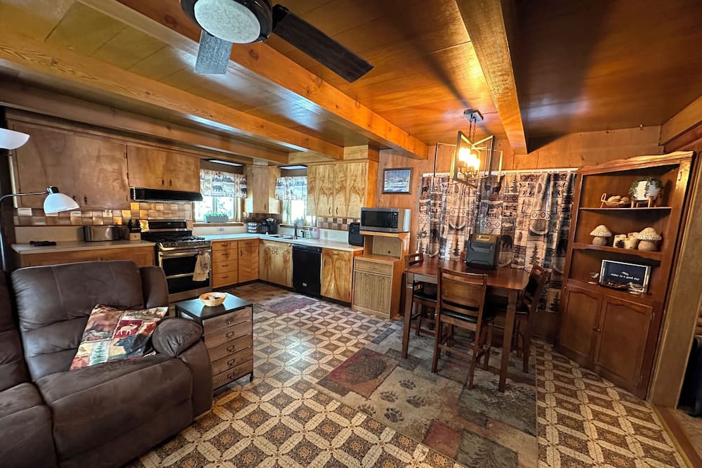 Photo of Livingroom in Klamath Falls