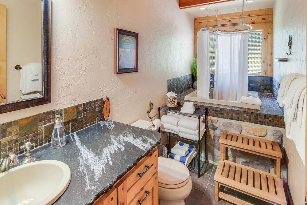 Photo of Bathroom in Roslyn Ridge