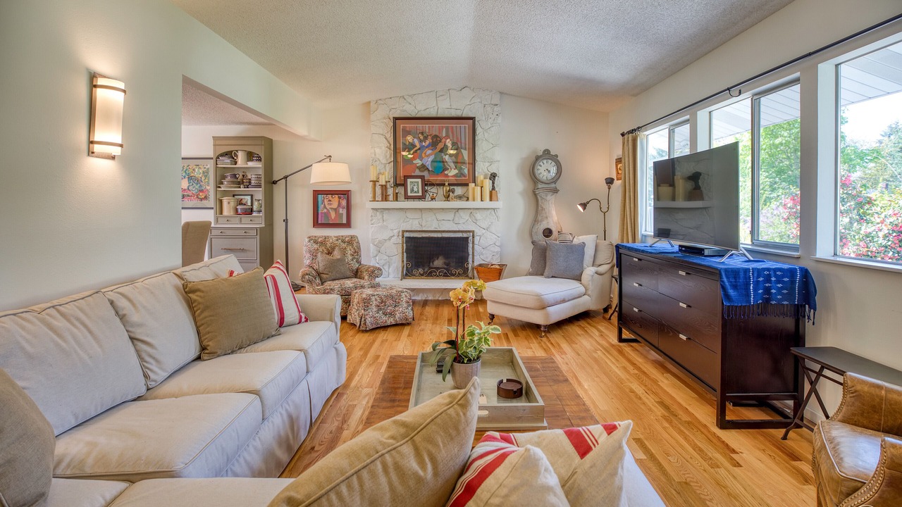 Photo of Livingroom in Shoreline