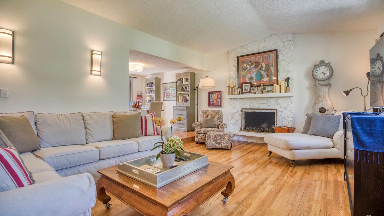 Photo of Livingroom in Shoreline