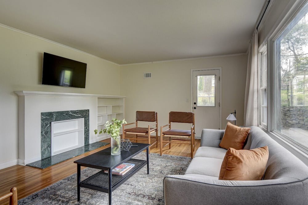 Photo of Livingroom in Aksarben - Elmwood Park