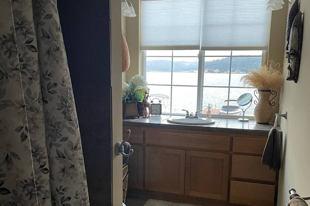 Photo of Bathroom in Valley