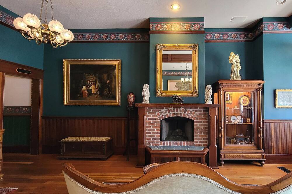 Photo of Livingroom in Historic Railroad District