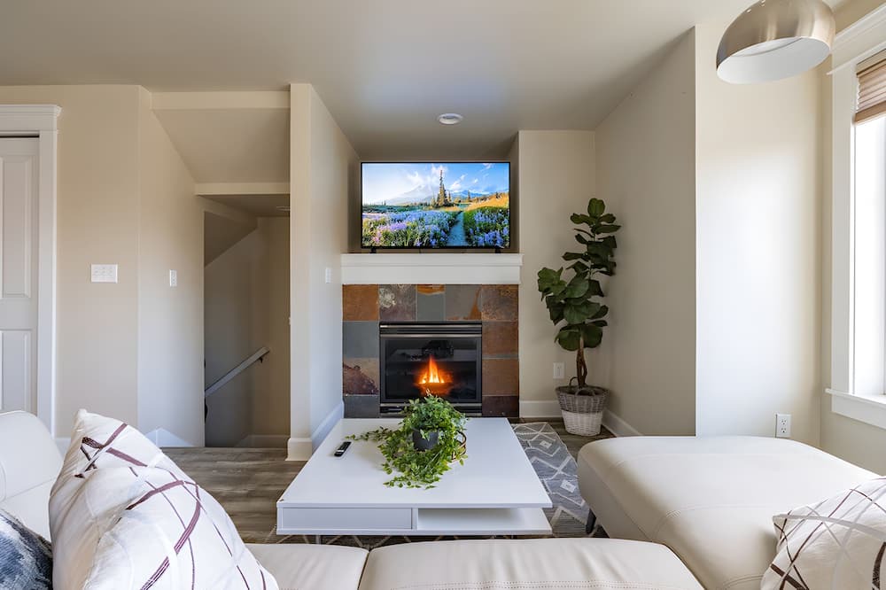 Photo of Livingroom in Eastlake