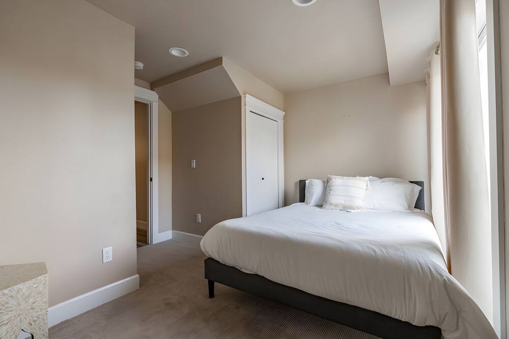 Photo of Bedroom in Eastlake