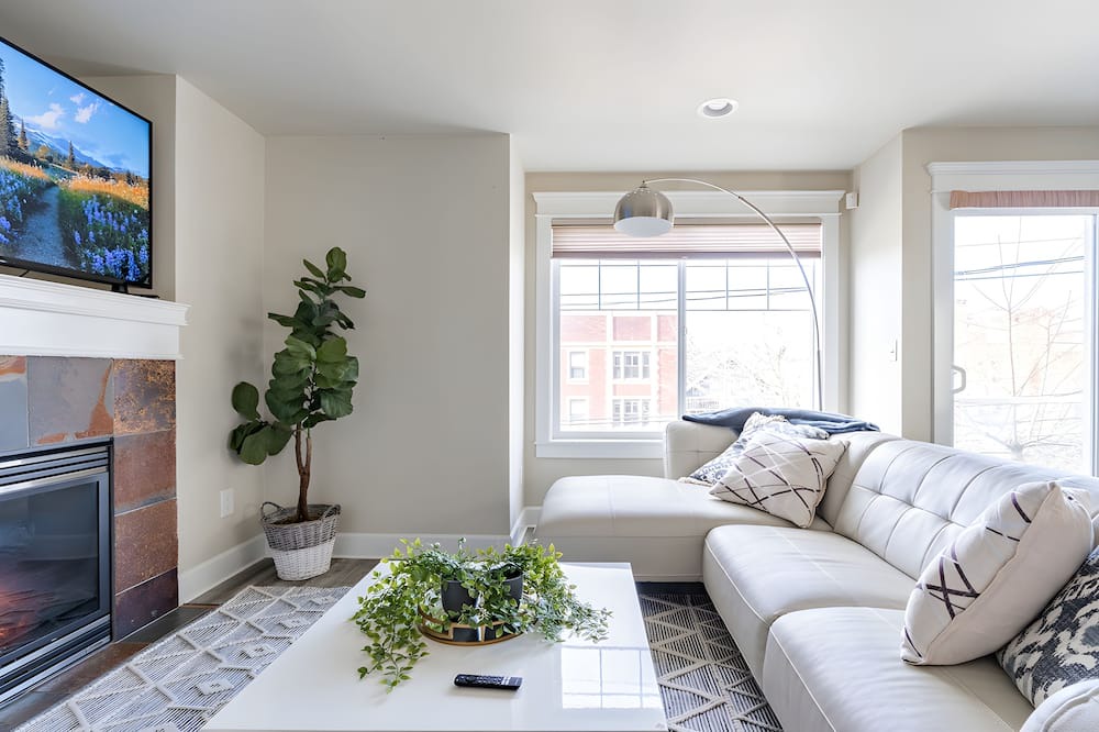 Photo of Livingroom in Eastlake