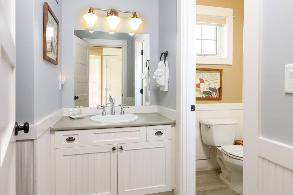 Photo of Bathroom in Oroville