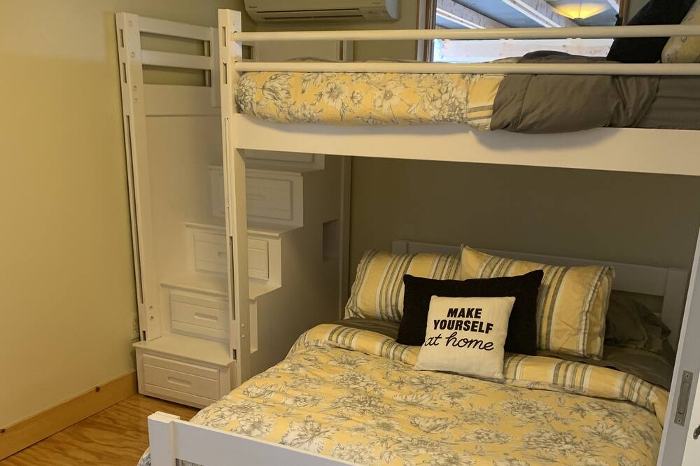 Photo of Bedroom in Depot Bench