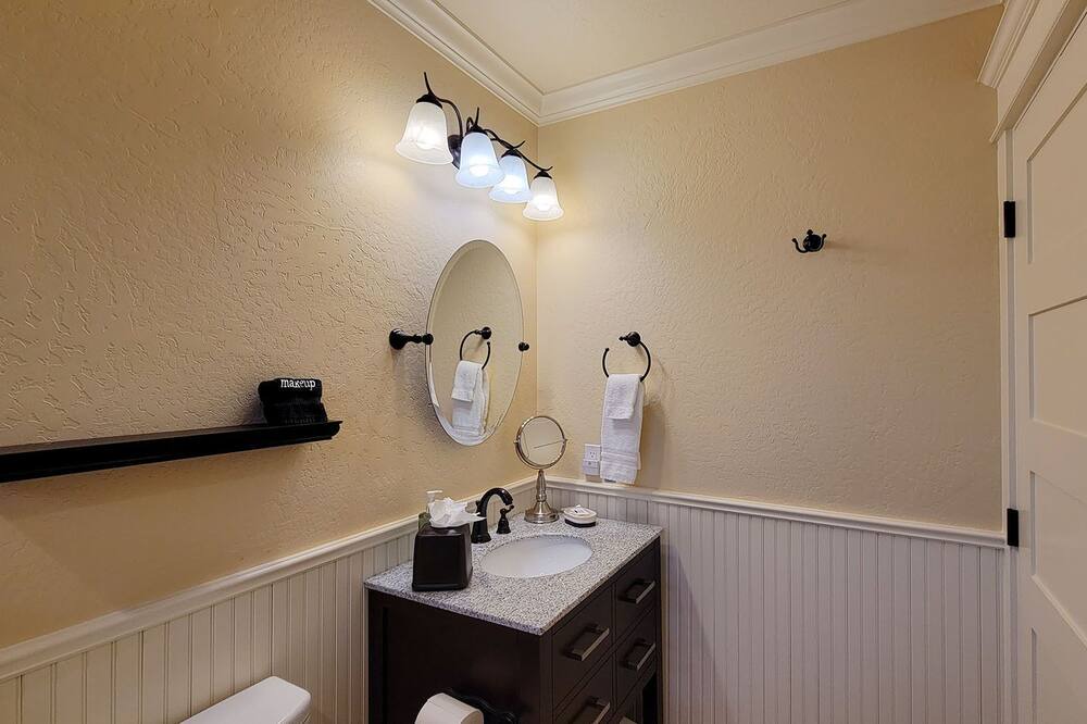 Photo of Bathroom in Siskiyou-Hargadine Historic District