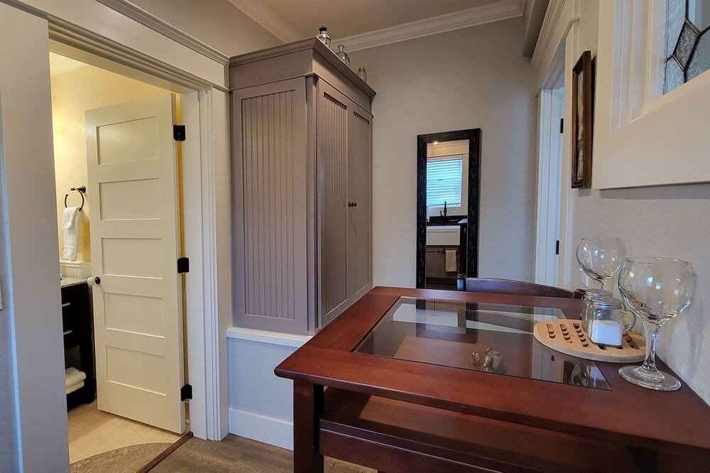 Photo of Bathroom in Siskiyou-Hargadine Historic District