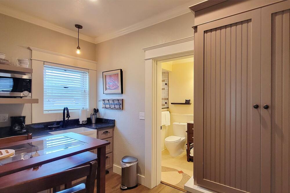 Photo of Bathroom in Siskiyou-Hargadine Historic District