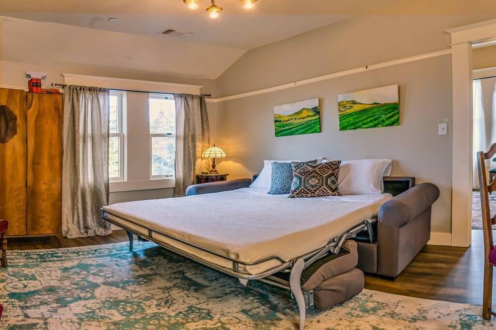 Photo of Bedroom in Siskiyou-Hargadine Historic District