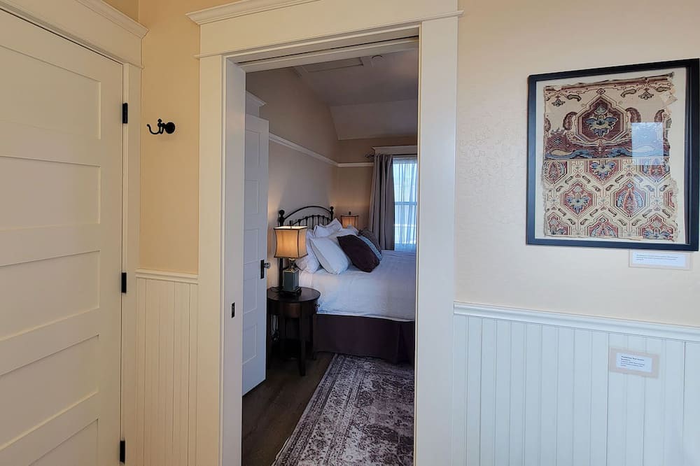 Photo of Bathroom in Siskiyou-Hargadine Historic District