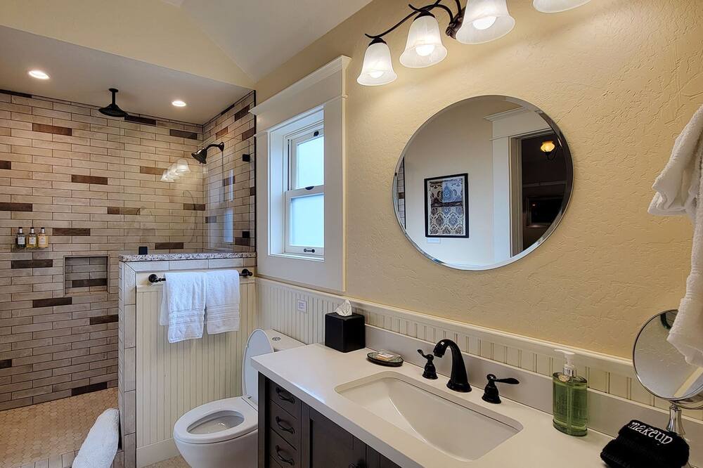 Photo of Bathroom in Siskiyou-Hargadine Historic District