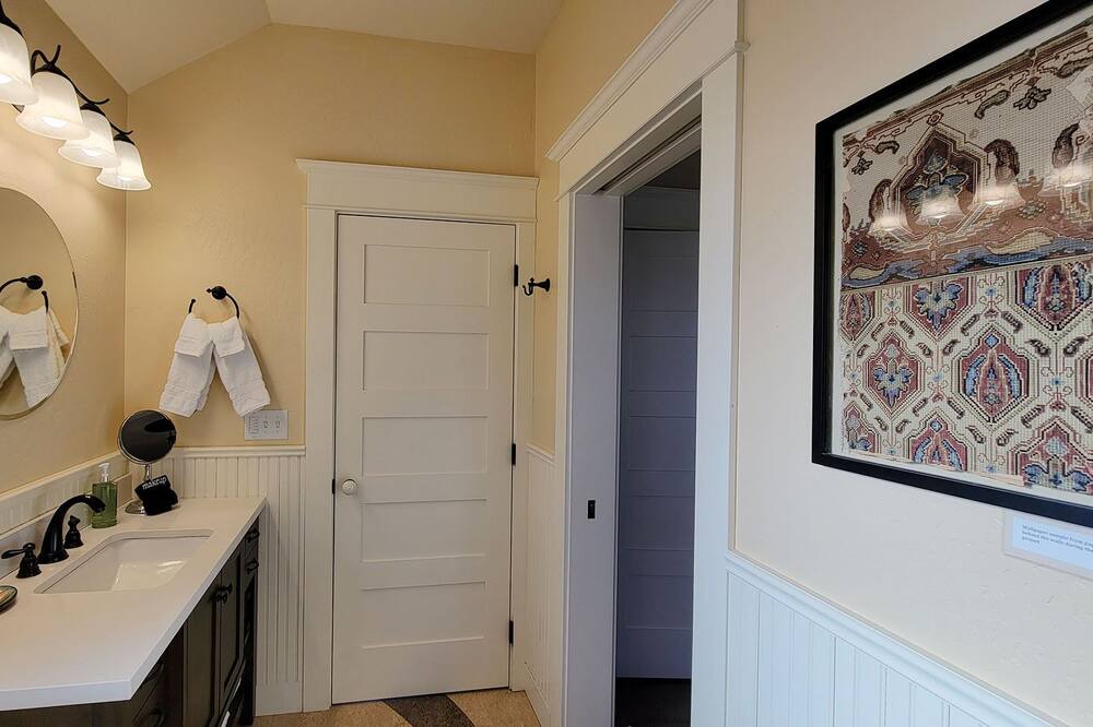 Photo of Bathroom in Siskiyou-Hargadine Historic District