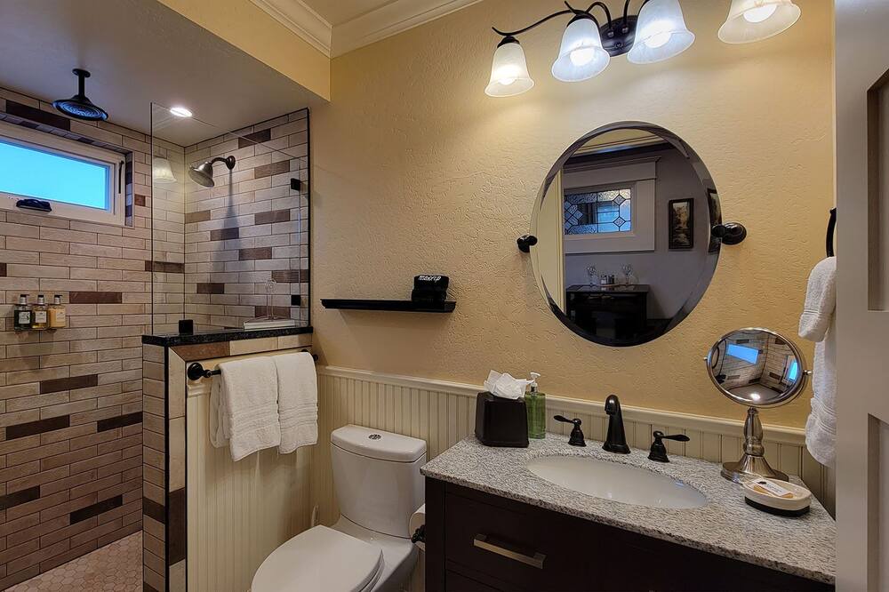 Photo of Bathroom in Siskiyou-Hargadine Historic District