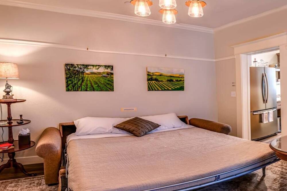 Photo of Bedroom in Siskiyou-Hargadine Historic District