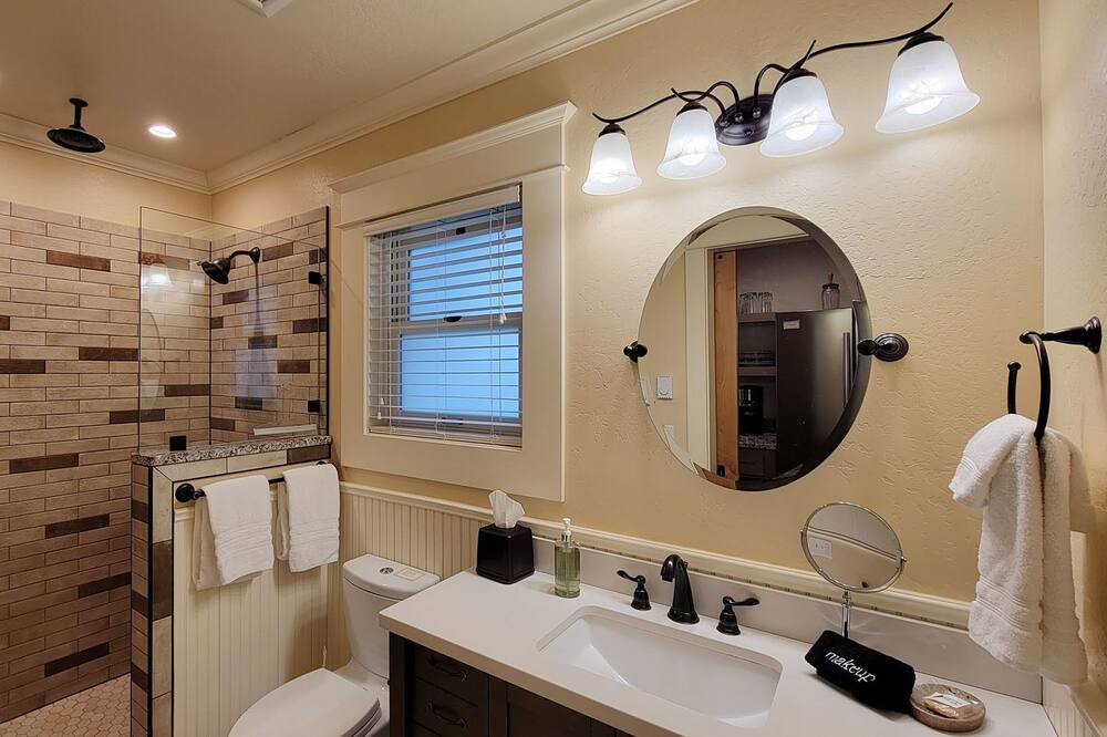 Photo of Bathroom in Siskiyou-Hargadine Historic District