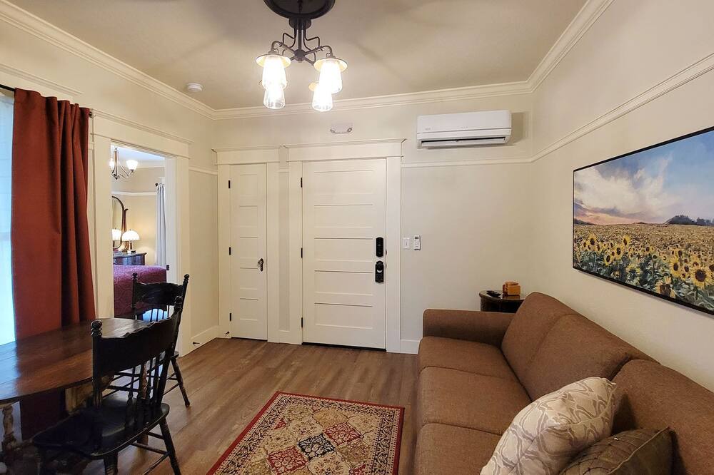 Photo of Bedroom in Siskiyou-Hargadine Historic District