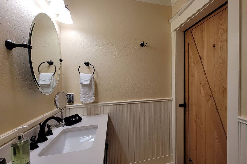 Photo of Bathroom in Siskiyou-Hargadine Historic District