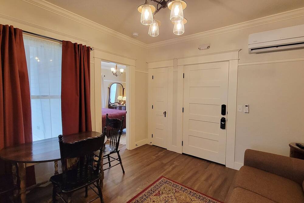 Photo of Bedroom in Siskiyou-Hargadine Historic District