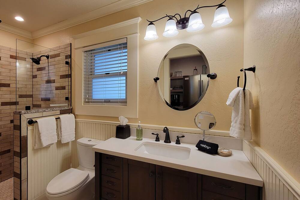 Photo of Bathroom in Siskiyou-Hargadine Historic District