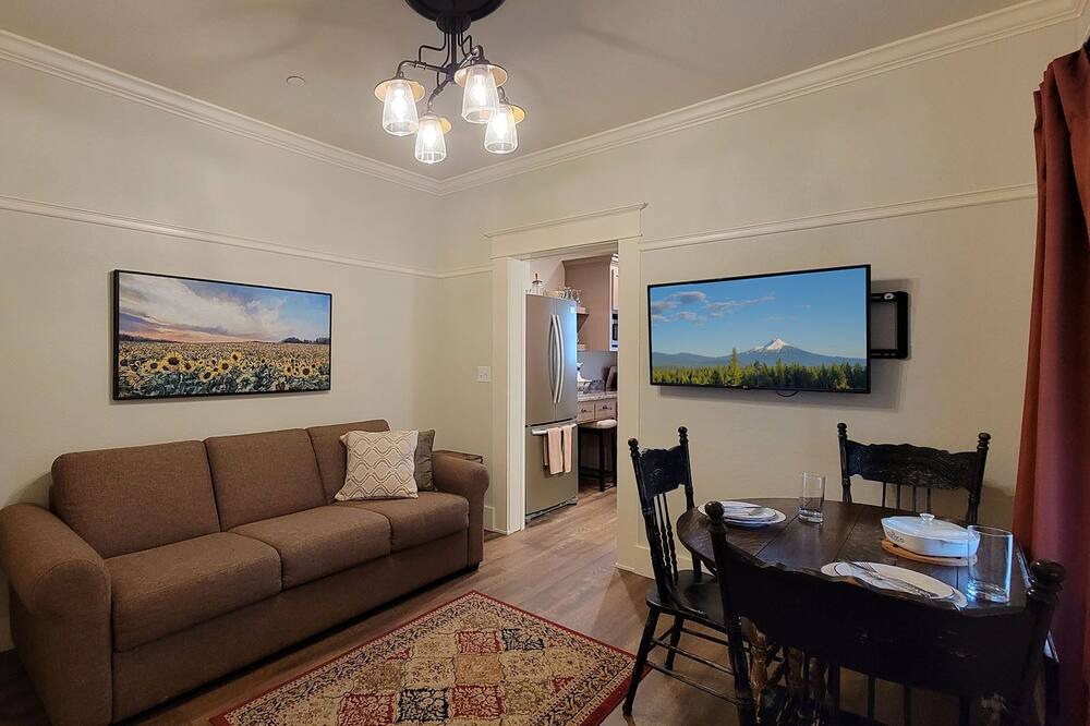 Photo of Bedroom in Siskiyou-Hargadine Historic District