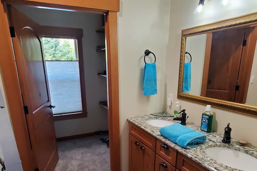 Photo of Bathroom in Eatonville