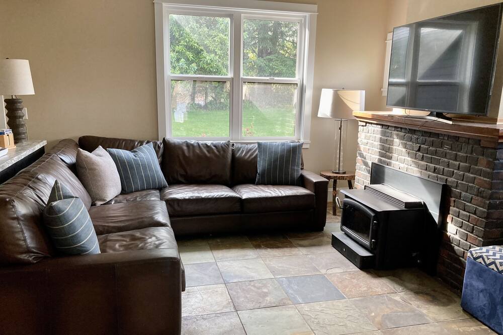 Photo of Livingroom in Cascade Locks
