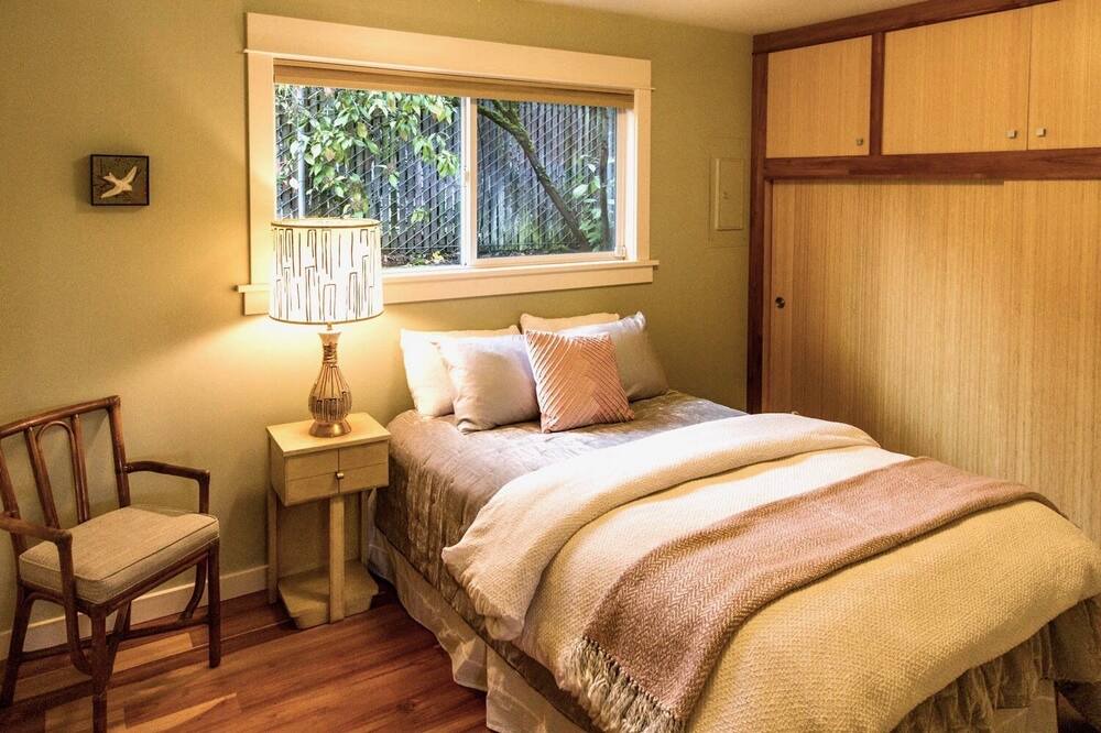 Photo of Bedroom in Hosford-Abernethy
