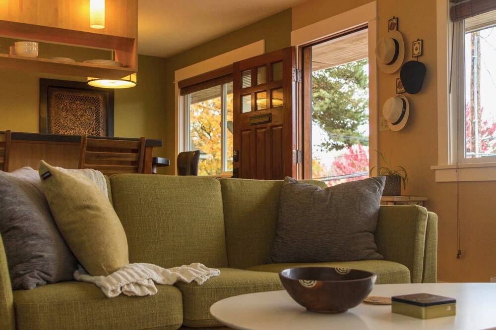 Photo of Livingroom in Hosford-Abernethy