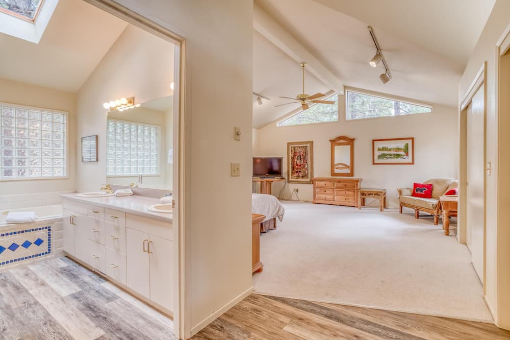Photo of Bedroom in Overlook Park
