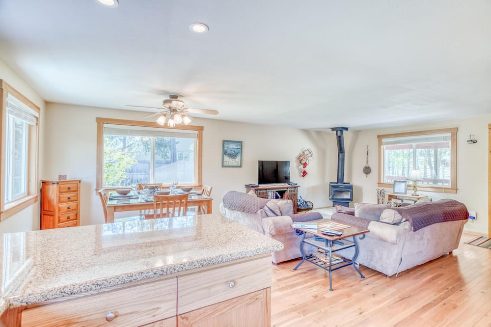 Photo of Livingroom in Oregon Water Wonderland