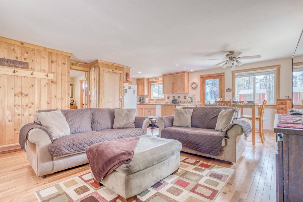 Photo of Livingroom in Oregon Water Wonderland