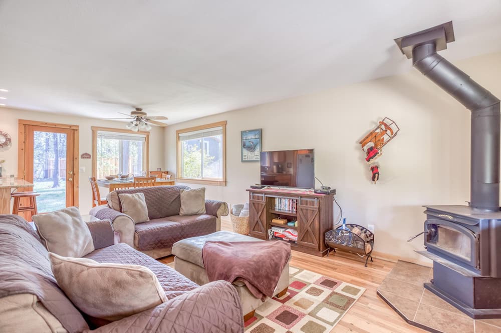 Photo of Livingroom in Oregon Water Wonderland