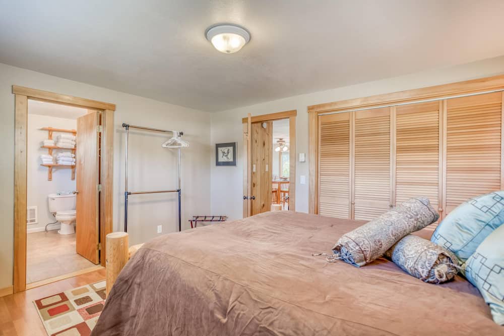 Photo of Bedroom in Oregon Water Wonderland