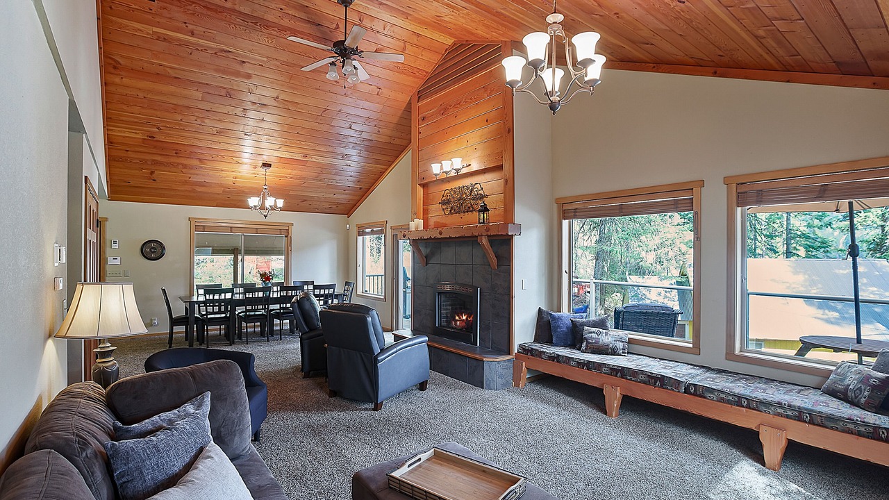 Photo of Livingroom in Loon Lake