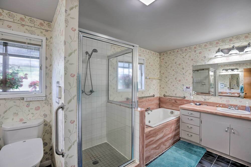 Photo of Bathroom in Oak Harbor