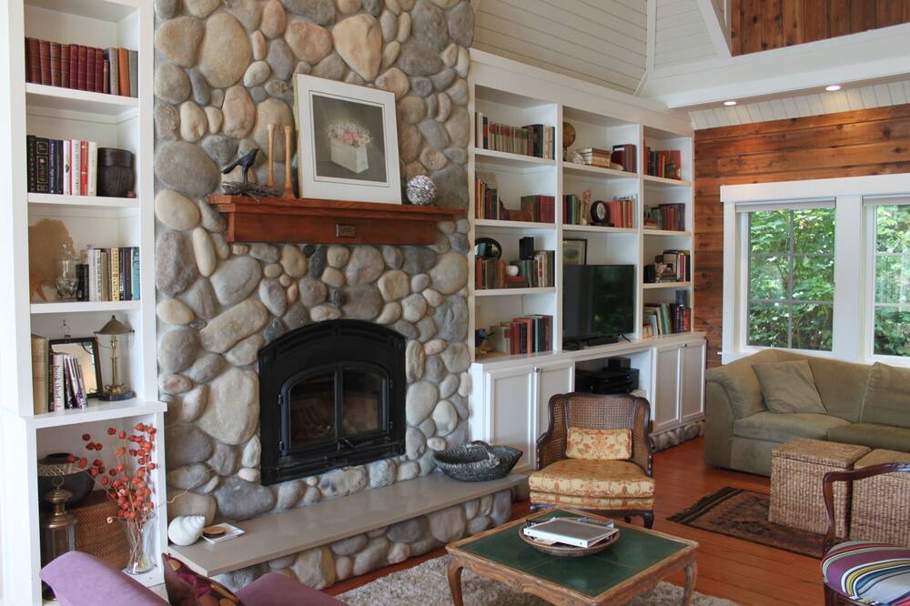 Photo of Bedroom in Rollingbay