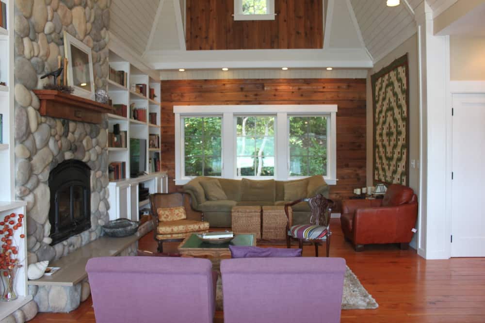 Photo of Livingroom in Rollingbay